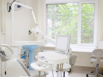 【診療室A】　患者さまに安心して治療を受けていただけるよう、清潔で快適な診療室を整えています。